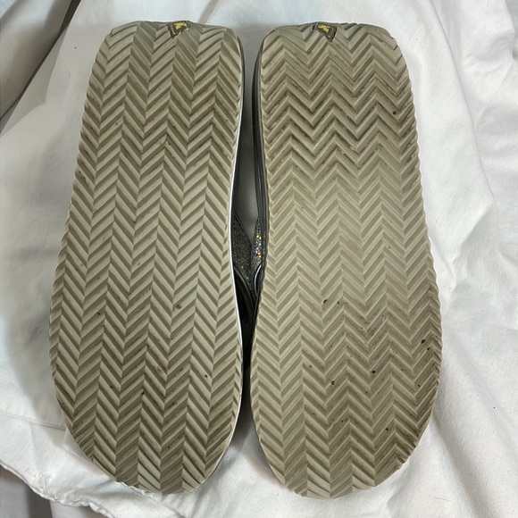 Volatile flip flops - Picture 6 of 7